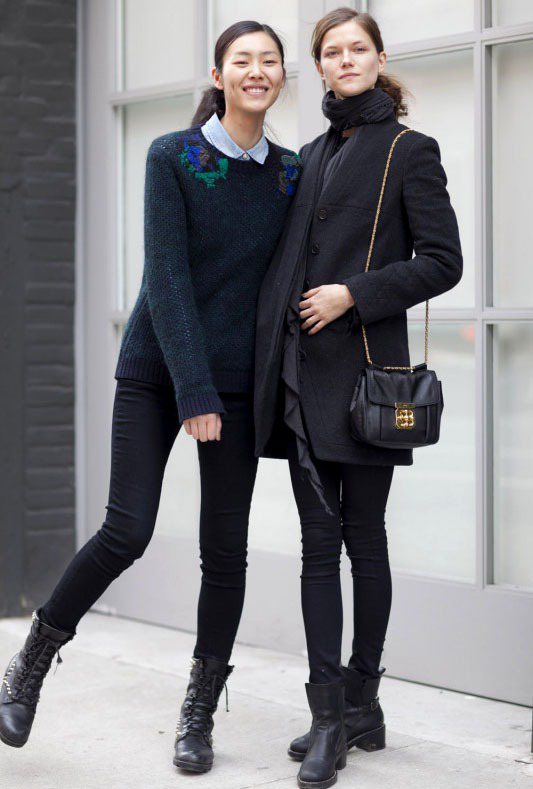 超模劉雯（左）的刺繡毛衣復古典雅，內搭丹寧襯衫透出年輕活潑又穩重的感覺。圖／達志影像