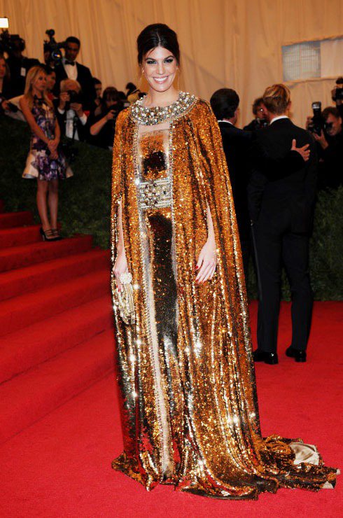 名媛Bianca Brandolini D'Adda's 穿Dolce & Gabbana的金色禮服搭配長袍，行頭超誇張。圖／達志影像