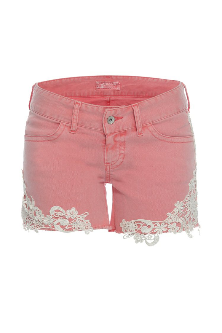 粉紅刺繡風短褲，定價3980元。圖／GUESS提供