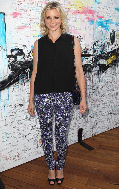 Amy Smart黑色襯衫式背心搭深藍印花褲。圖／達志影像