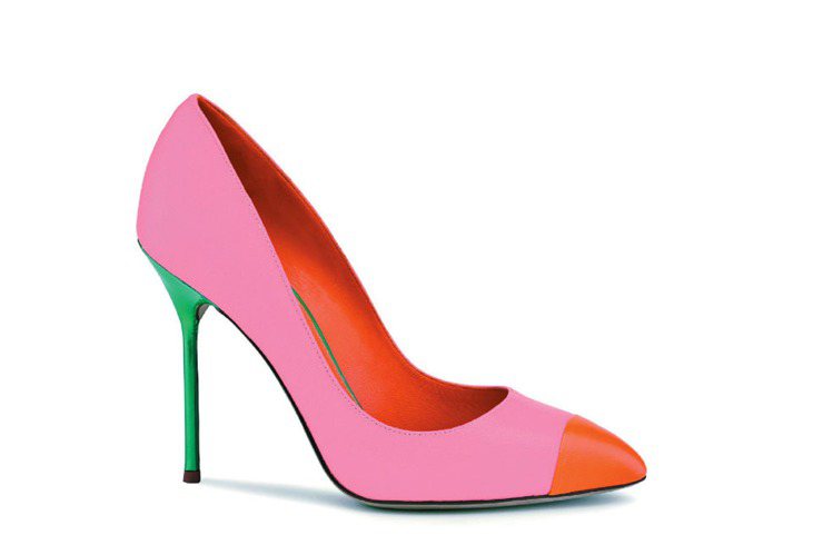 螢光橘紅小羊皮色塊拼接高跟鞋。圖／sergio rossi提供