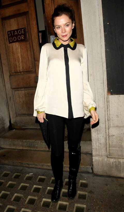 Anna Friel穿著紐約品牌Milly的緞面襯衫，亮黃色領子與袖口相呼應，襯底的黑色線條製造出色塊拼接感。圖／達志影像