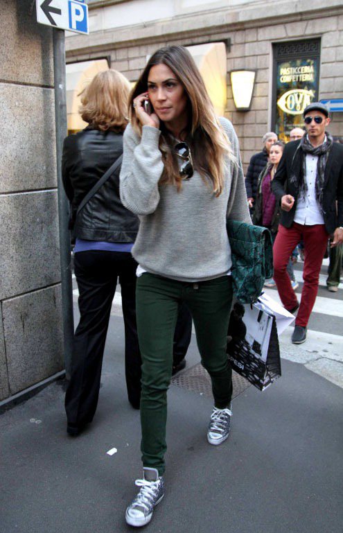 名模Melissa Satta用深灰色棉質上衣搭軍綠色窄管褲與帆布鞋，青春感十足。圖／達志影像