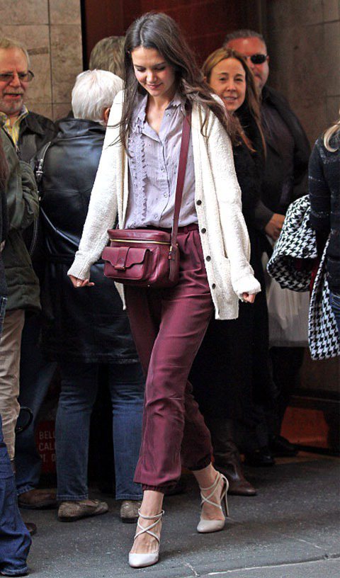 凱蒂荷姆絲近來很愛背Derek Lam 的包包，搭配比較正式的大衣或是輕鬆自在的薄外套都很好看。圖／達志影像