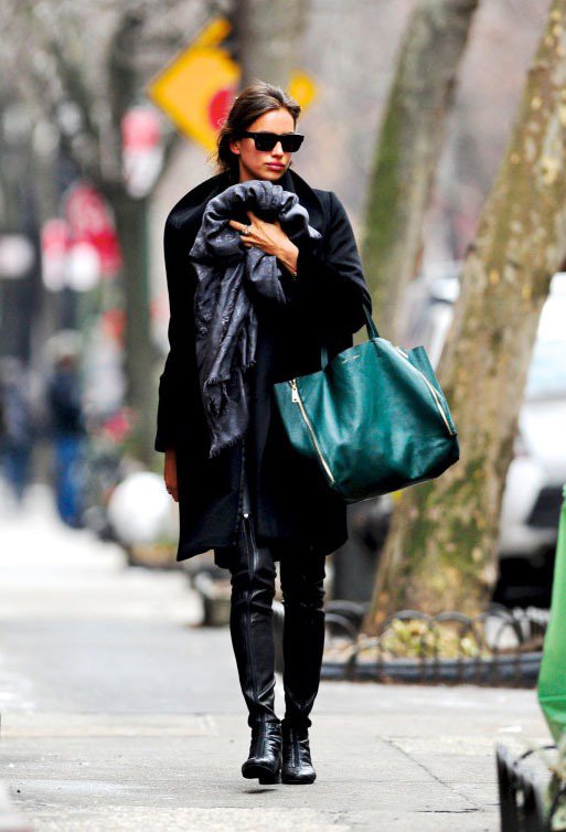 伊蓮娜一身黑色大衣搭長靴，手上的綠色CELINE包透著不刺眼的鮮艷光彩，展現2013最夯色系的魅力。圖／達志影像