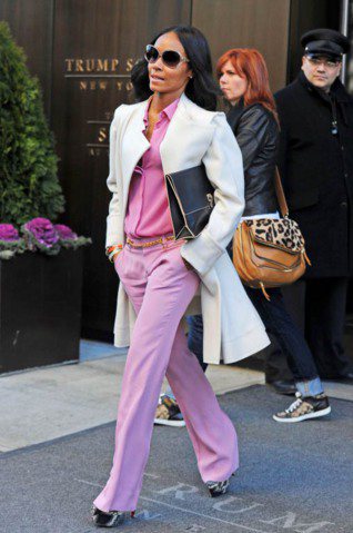 威爾史密斯的老婆Jada Pinkett-Smith一身粉紅褲裝外披一件白色長大衣，硬挺的剪裁看起來俐落時髦。圖／達志影像