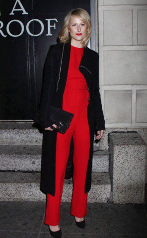 Mamie Gummer的紅色褲裝鮮明搶眼，外搭黑色大衣中和那股強烈的熱情，搭配手拿包提升俐落度。圖／達志影像