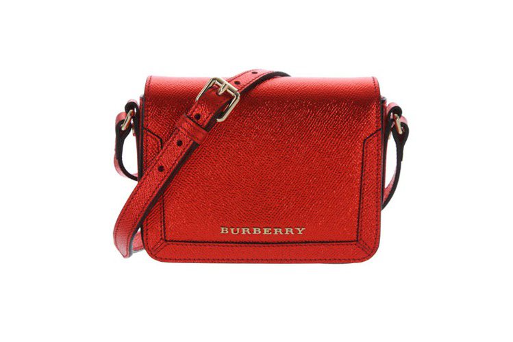 Burberry年節紅色斜肩包，24,500元。圖／Burberry提供