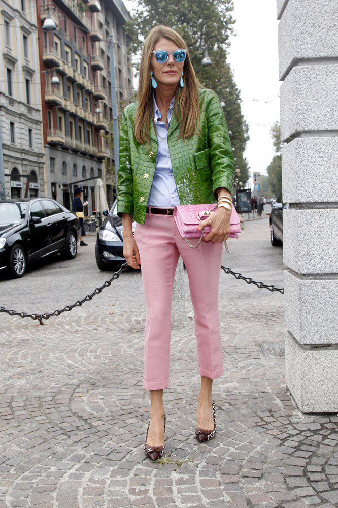 時尚編輯Anna Dello Russo可能是目前最會使用顏色的人之一了，粉紅色西裝褲搭上綠色的皮革外套，營造春天的感覺捨我其誰呢。圖；文／美麗佳人