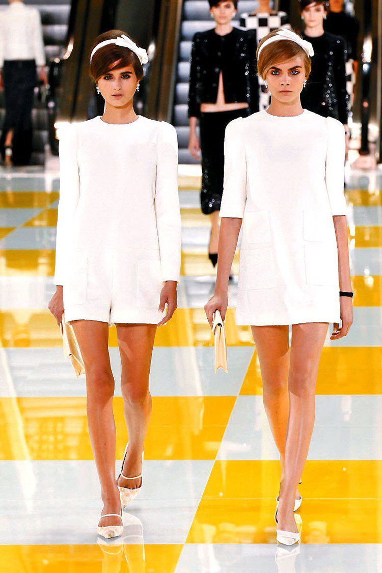 LV六○年代風格白色洋裝與褲裝套裝。圖／LV提供