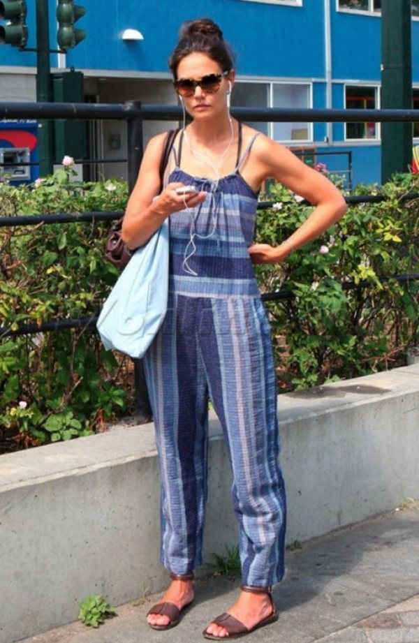 凱蒂荷姆斯條紋連身褲配上平底涼鞋彷彿回到二十歲女孩時代。圖／she.com Taiwan提供
