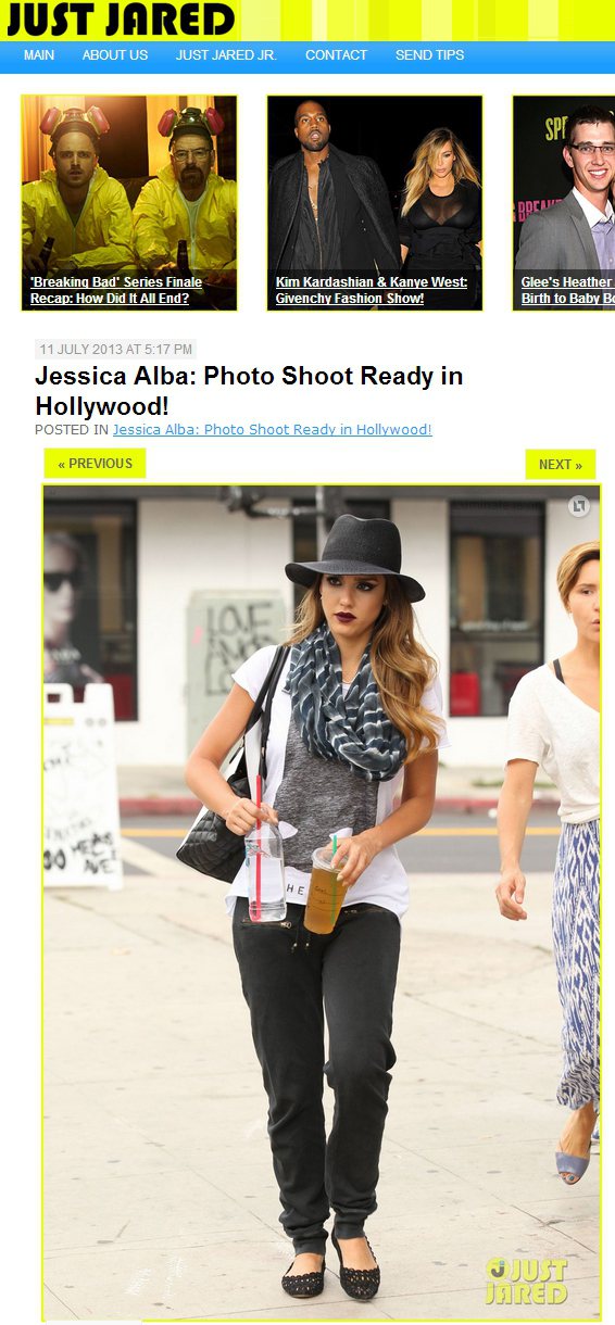 潔西卡艾芭穿著簡單率性，但一頂暗色寬邊帽讓時尚度大提升。圖／擷取自justjared.com