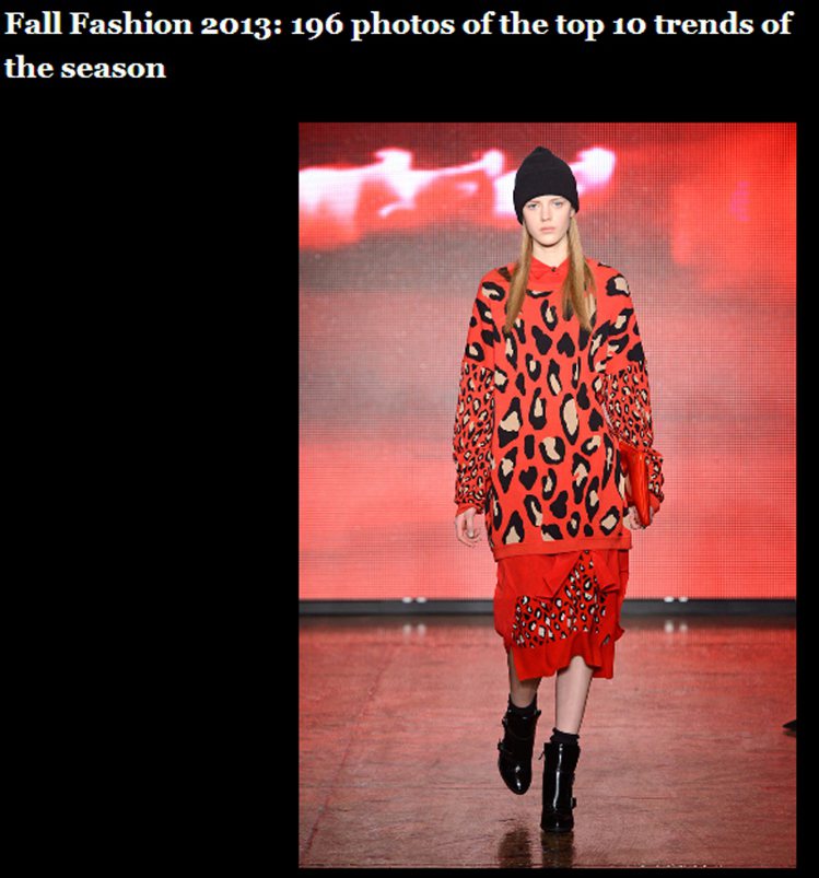 豹紋加上熱情如火的紅色，DKNY讓慵懶毛衣點亮冬季。圖／擷取自fashionmagazine.com