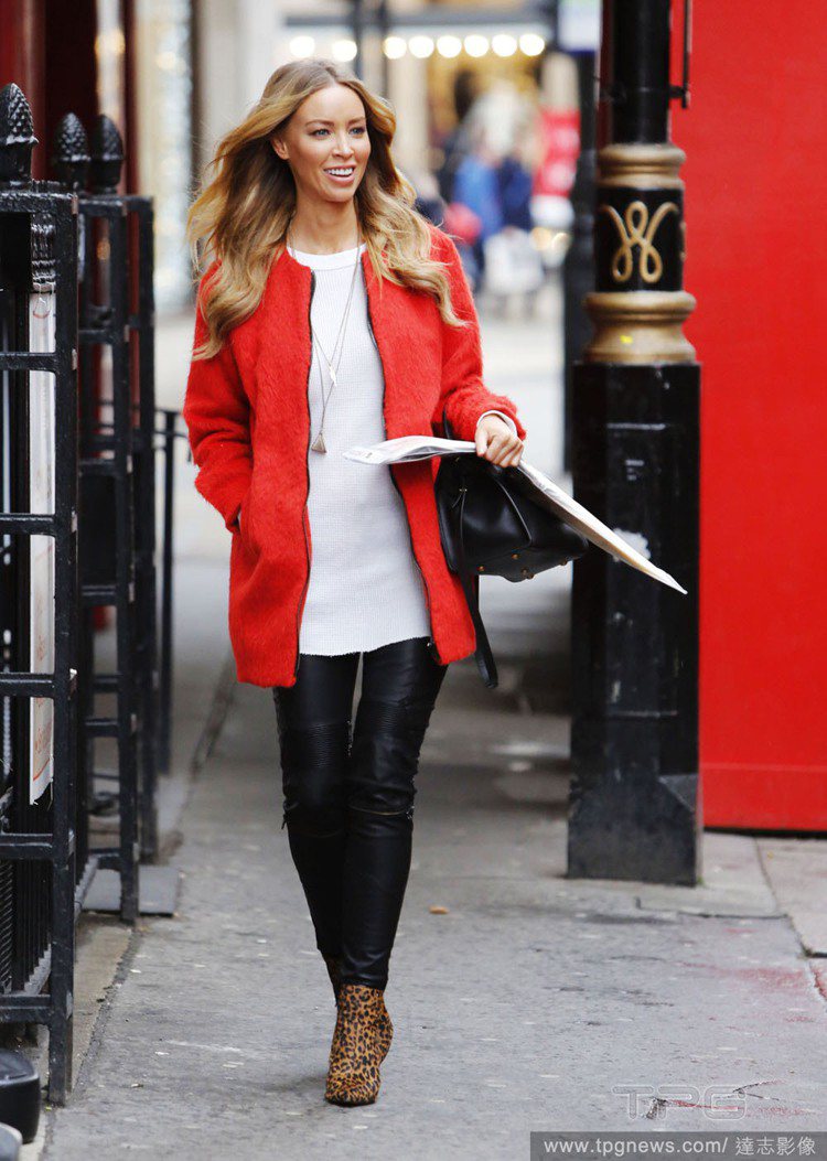 女星 Lauren Pope 穿上圓領白 T 搭配長版紅外套，再以造型皮褲和豹紋踝靴提升摩登俐落感，而一頭捲髮提升慵懶度，看起來簡單輕鬆又有型。圖／達志影像