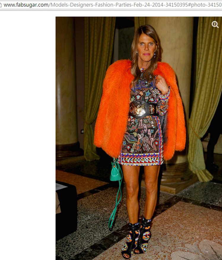 Anna dello Russo 穿民族風洋裝也要搭配顯眼的橘色皮草展現「時尚狂人」的氣勢，連靴子也得要五顏六色才甘心！一只藍綠色小包包的點綴則讓這身重量級打扮在視覺上不會太沉重。圖／擷取自fabsugar.com