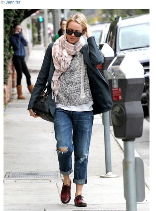 在奧斯卡頒獎典禮中高貴優雅的娜歐蜜華茲，出了紅毯總是喜歡穿得很舒適，於是boyfriend 牛仔褲成了她的好伙伴。西裝外套搭仿舊皮革牛津鞋，英倫風十足。圖／擷取自denimblog.com