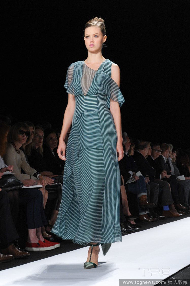 Carolina Herrera 2014 春夏系列洋裝，層層的波浪剪裁與藍綠色調散發清新悠閒的魅力，一抹透視剪裁也讓 V 領多了股迷濛感，充滿浪漫渡假氣氛。圖／達志影像