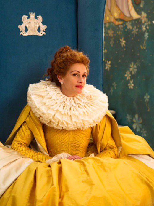 茱莉亞羅勃茲在2012年的《白雪公主》真人電影《魔鏡魔鏡》中飾演壞皇后，她的造型也很誇張，大蓬袖、蓬裙、大領片等元素更增添角色的可愛度。圖／擷取自ivstatic.com
