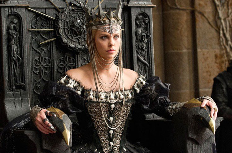 2012年電影《公主與狩獵者》，由莎莉賽隆飾演壞皇后一角。圖／UIP提供