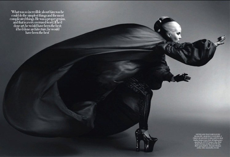Daphne Guinness 穿著已故設計師 Alexander McQueen 設計的斗蓬出席 McQueen 的葬禮，她也曾穿上這件衣服登上雜誌內頁，隨風飄起的斗篷看起來非常神秘奇幻。圖／擷取自portaltofashion.blogspot.tw