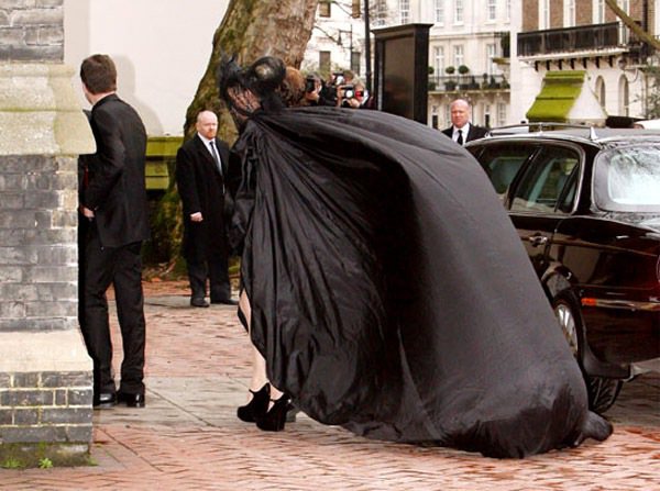 Daphne Guinness 穿著已故設計師 Alexander McQueen 設計的斗蓬出席 McQueen 的葬禮，她也曾穿上這件衣服登上雜誌內頁，隨風飄起的斗篷看起來非常神秘奇幻。圖／擷取自awhitecarousel.com