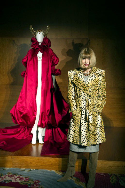 Alexander McQueen於2008 年的推出的紅色斗篷，濃厚的宮廷風高領搭配鮮明用色，感覺與茱麗亞羅勃茲飾演的《白雪公主》皇后造型很像，在大都會博物館展出搭配惡魔角，又很適合Maleficent。圖／達志影像
