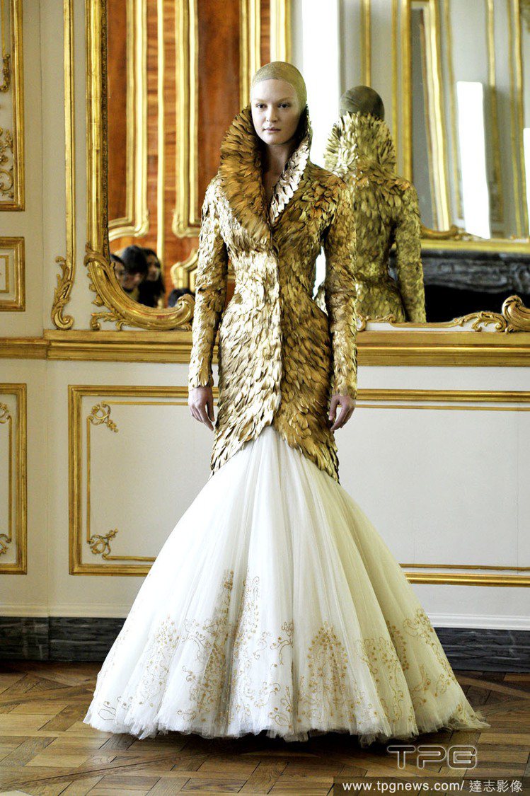 2010 年秋冬，是 Alexander McQueen 本人最後一季設計，金色點綴的各式華麗長袍，輝煌結束他傳奇的一生。高聳的領片，很有皇后風範。圖／達志影像