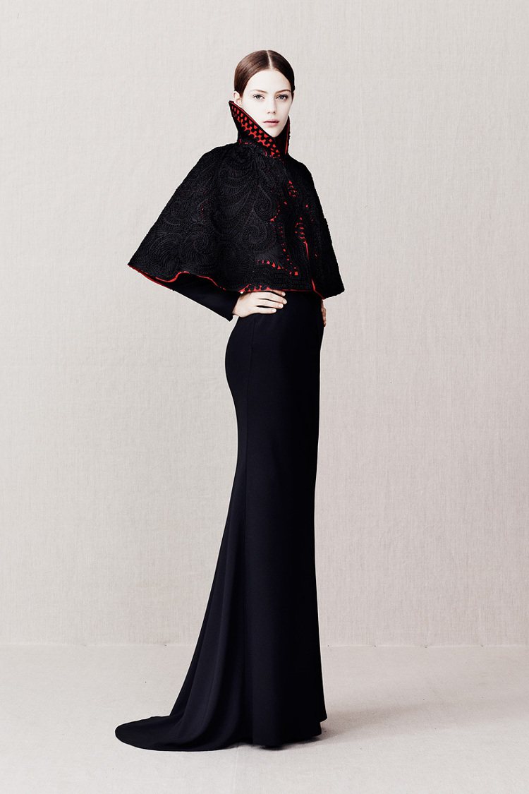 2012 早秋，莎拉波頓操刀的 Alexander McQueen 推出一系列的女巫風格單品，用紅與黑兩色搭配細膩的鏤空設計與誇張的剪裁，展現說服力十足的霸氣的反派時尚。圖／擷取自thesuperslice.com