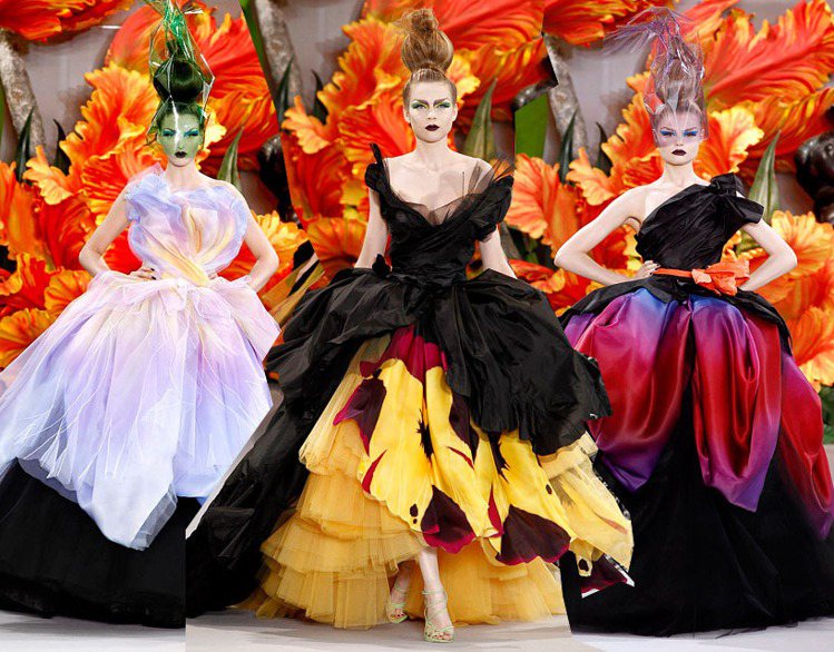 Dior 2010 秋冬高級訂製服以品牌經典的「鬱金香系列」為靈感，用帶有女巫風格的色彩、布料與剪裁打造奇幻花園世界。蓬裙上的漸層色帶點炫光質感，更加神秘。圖／擷取自restlessthings.net