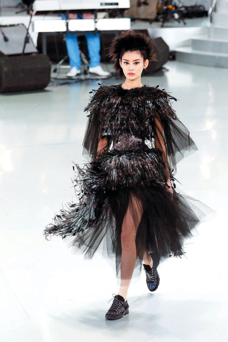 香奈兒2014春夏訂製服羽毛裝打造暗黑華麗感。圖／CHANEL提供