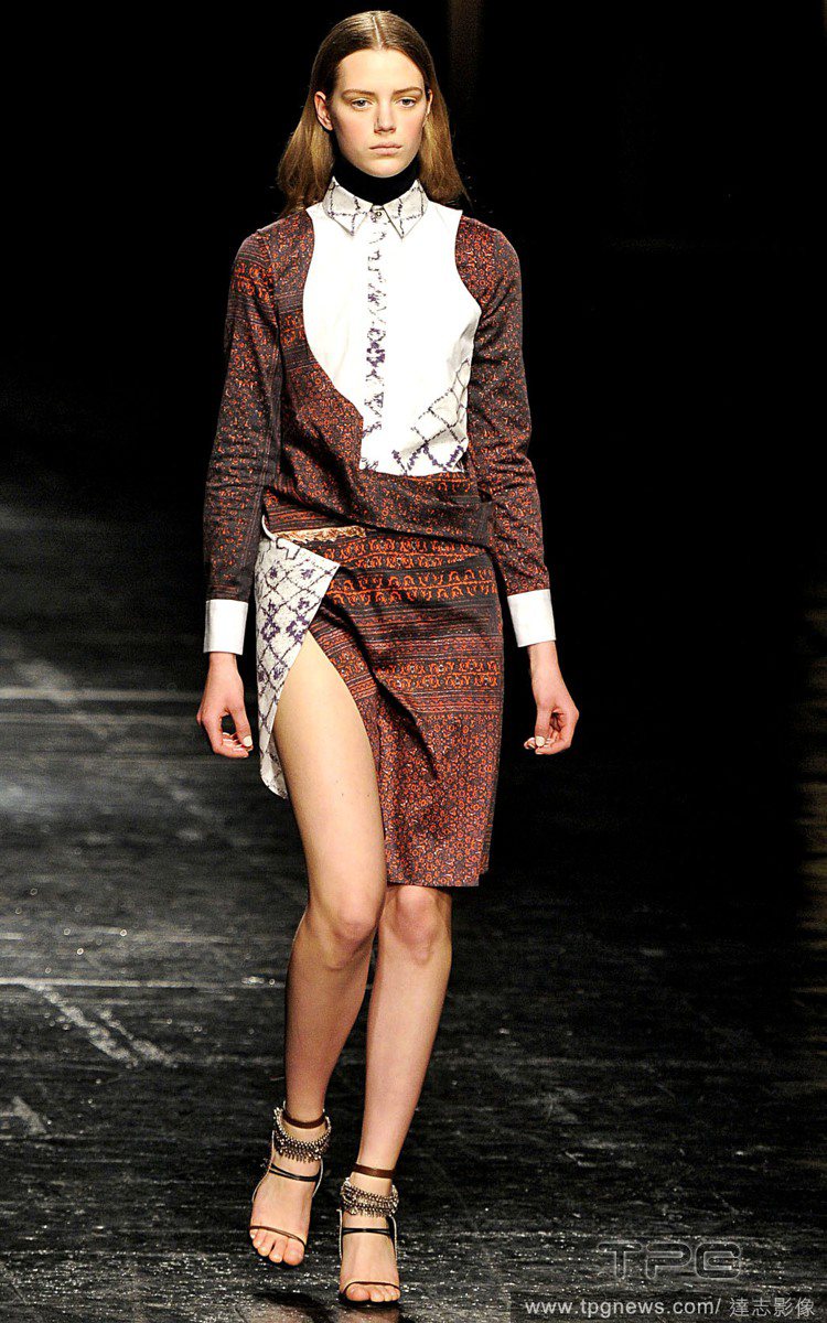 Prabal Gurung 的膝上短窄裙更是大膽，搭配民族風的圖騰更有特色。圖／達志影像
