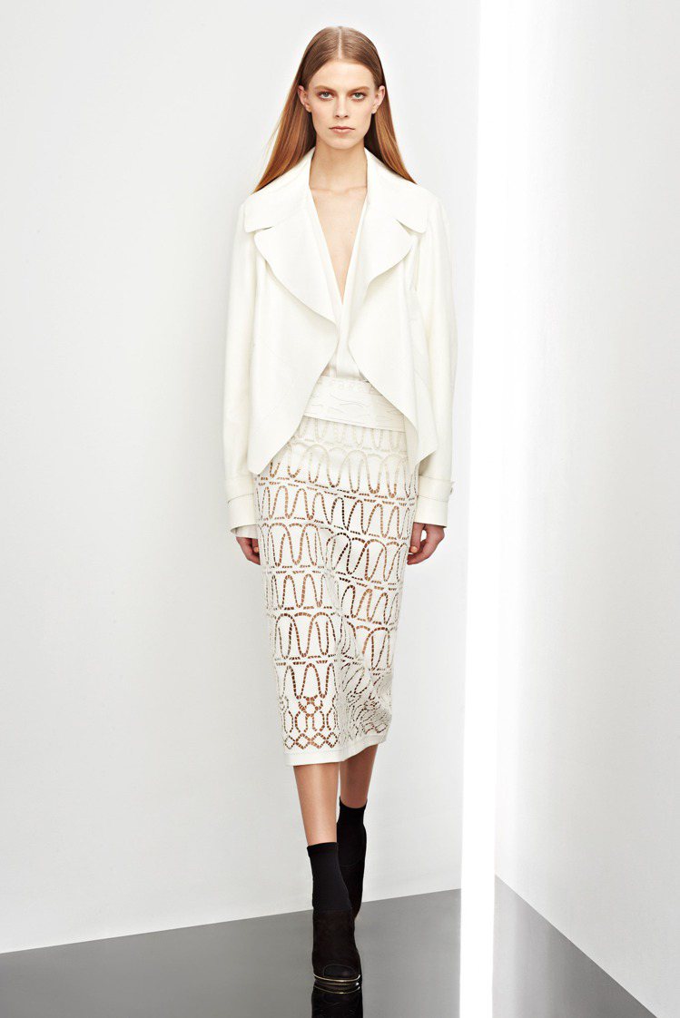 Donna Karan以翻領外套大膽搭配鏤空鉛筆裙，在率性氛圍下注入優雅女人味。圖／擷取自style.com