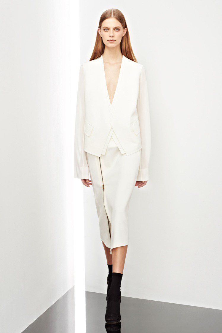 Donna Karan以無領西裝外套搭配鉛筆裙，金屬拉鏈呼應整體造型的線條，盡顯都會簡約風情。圖／擷取自style.com