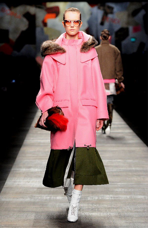 FENDI將粉色大衣搭皮草元素，更添野性味。圖／FENDI提供