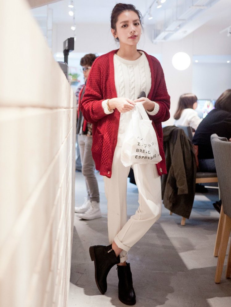 Lisa Lai穿搭秘訣： 一件紅色單品呼應節日氣息，低調卻不失時尚感。圖／dappei提供