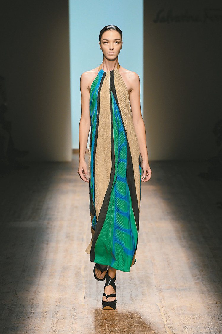 Ferragamo明年春夏新裝呈現女人的柔美氣質。圖／Ferragamo提供