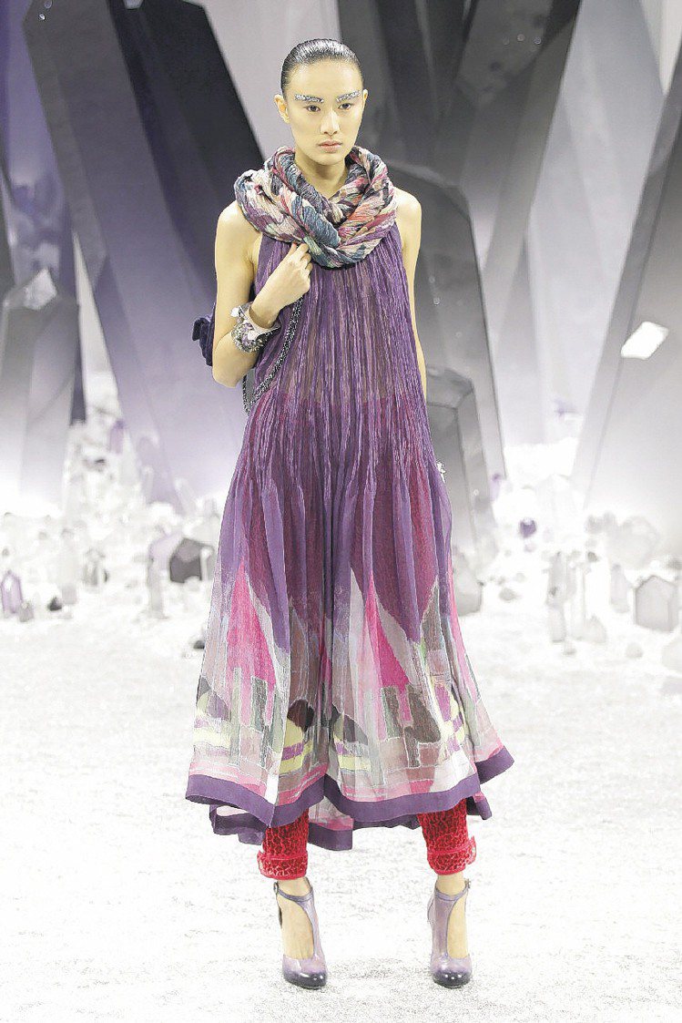 紫水晶般的飄逸長裙，優雅浪漫。圖／路透