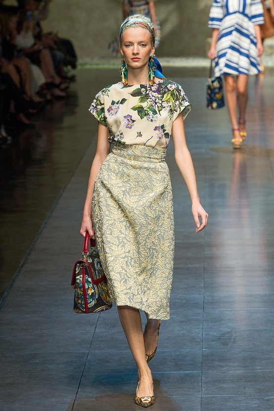 Dolce & Gabbana春夏女裝再度選擇西西里島成為靈感來源，充滿熱情、活力的義大利島嶼風情。圖／擷取自pinterest.com