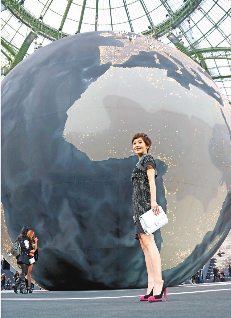 郭采潔出席香奈兒巴黎大秀，在大型地球儀前留影。圖／CHANEL提供