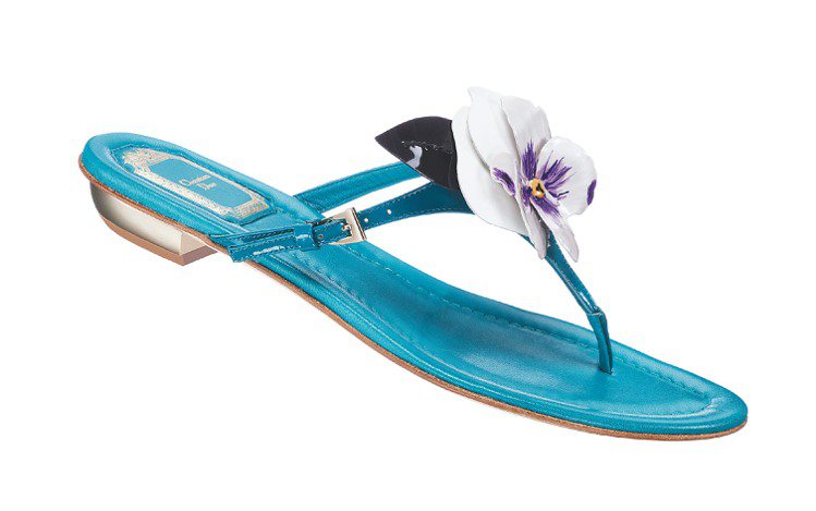 Dior Pensee土耳其藍花卉涼鞋，輕鬆又美麗。圖／業者提供
