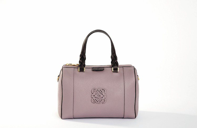 LOEWE淡紫色Fusta bag ，70,000元(大)、57,000元(小)。圖／LOEWE提供