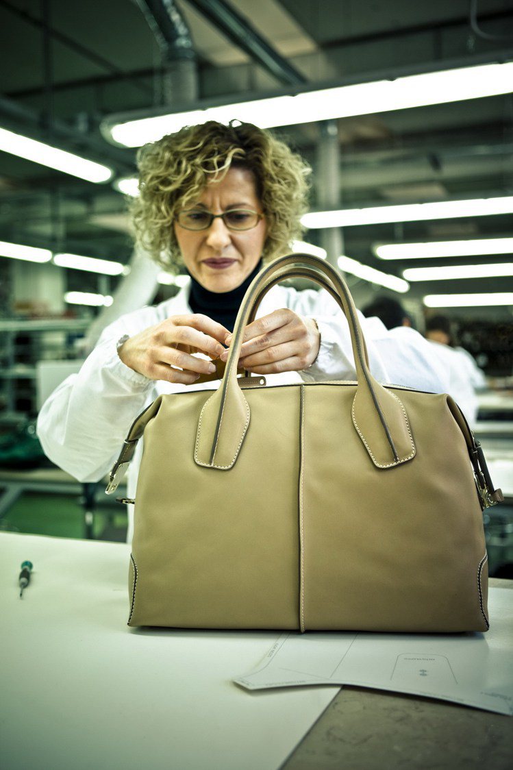 TOD'S的D Bag，是以四片皮革併貼縫製而成。圖／迪生提供