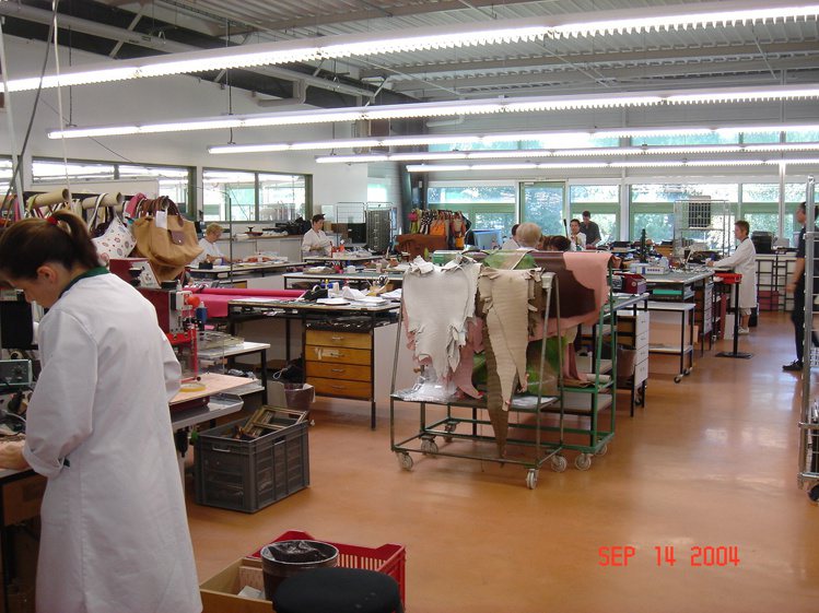 Longchamp法國工廠講究手工製作。圖／Longchamp提供