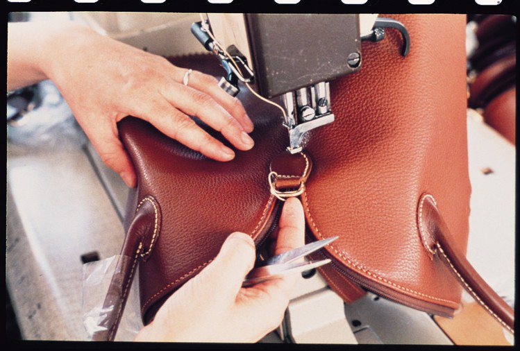 Longchamp包款製作講究細節。圖／Longchamp提供