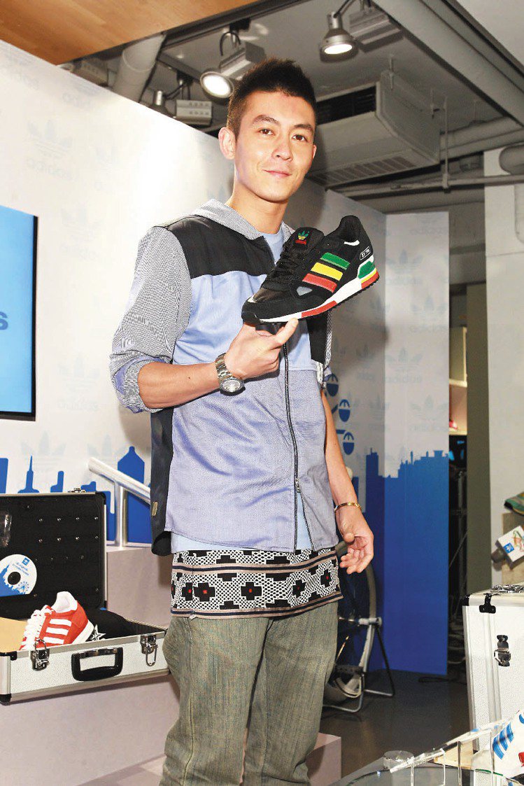 香港藝人陳冠希為Adidas Originals ZX系列站台。記者徐世經／攝影