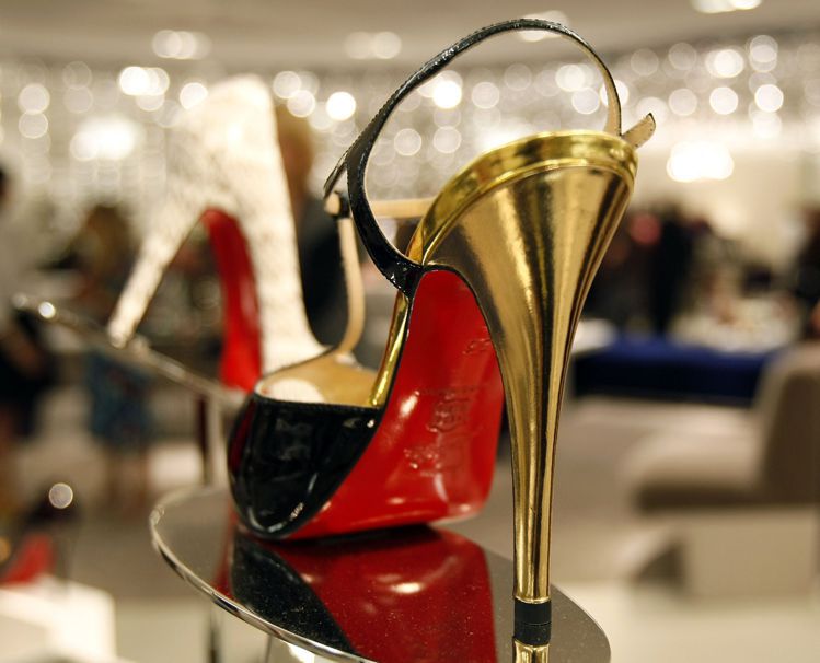 紅色漆皮鞋底是Christian Louboutin設計的正字標記。圖／法新社資料照片