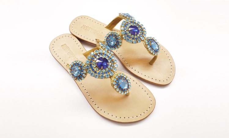 本季主打款：水藍色寶石夾腳楔型涼鞋，以寶藍色大水晶作為重點，周圍配上沁涼的湖水藍小寶石。圖／she.com.tw