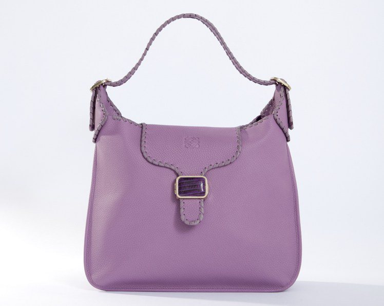 LOEWE薰衣草紫色Granad 手袋、89,000元起。圖／LOEWE提供