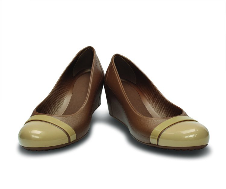 蓋普楔型鞋(古銅-金色)NT,280。圖／Crocs提供