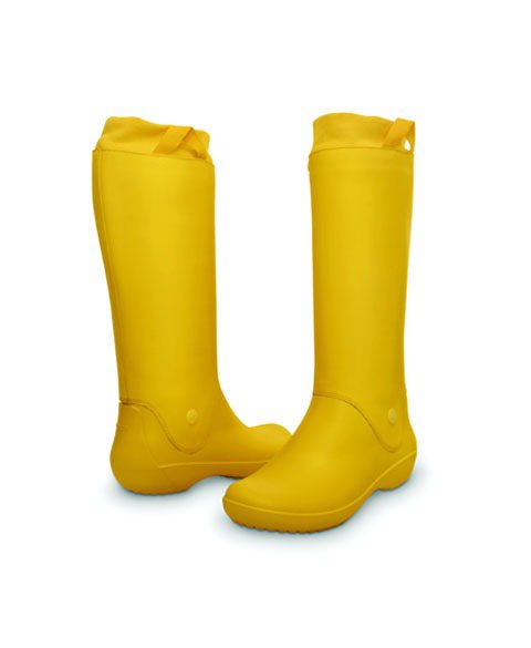 軟膠雨靴(淡黃色)NT,080。圖／Crocs提供
